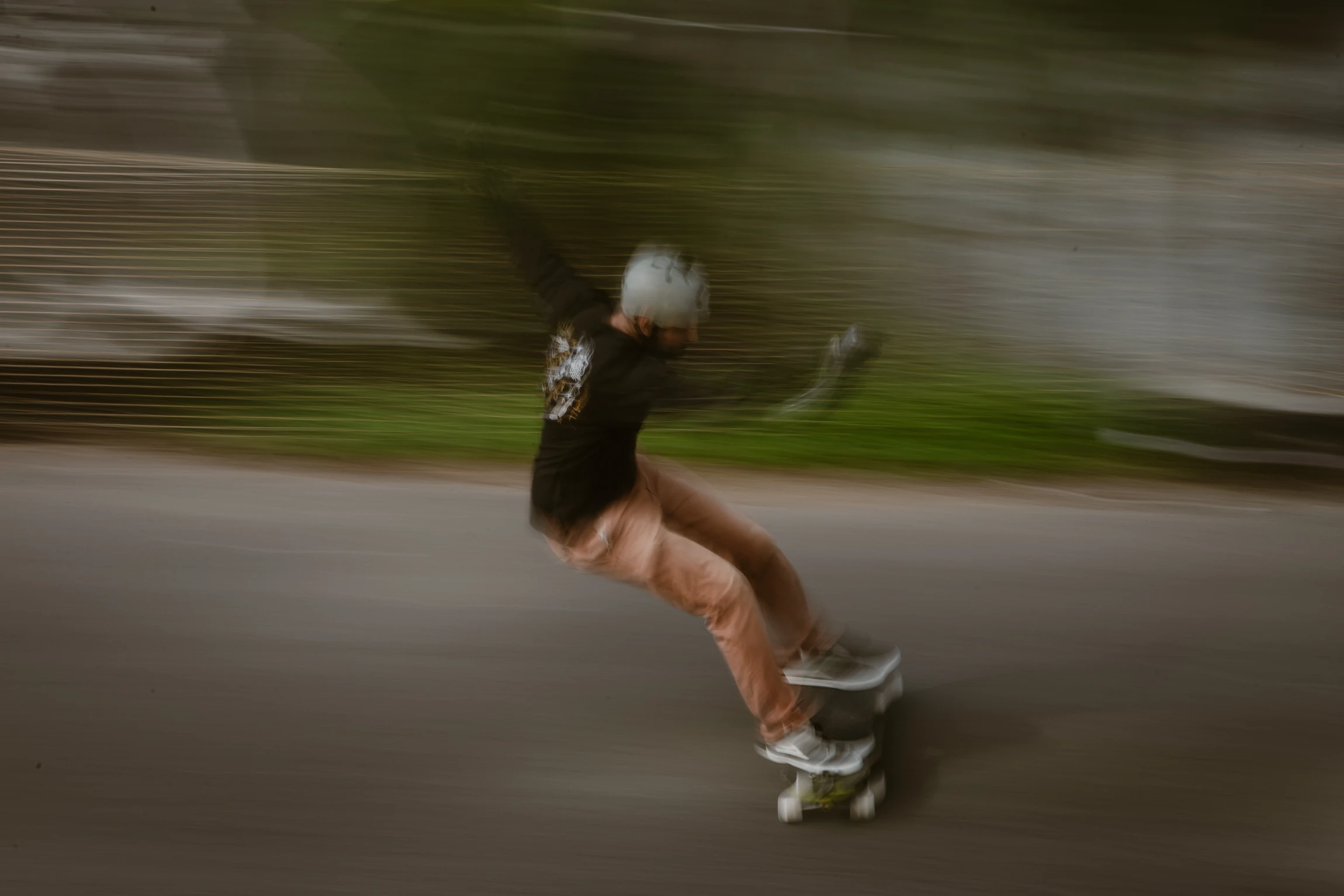 Longboard em movimento, velocidade e liberdade